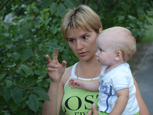Тут мама похожа на Дж. Деппа в Пиратах. Вначале фильма он там с солдатами с такой же мимикой говорил. Помните? Нет? Ну ладно, неважно, вообщем... Тут мама похожа на Дж. Деппа в Пиратах. Вначале фильма он там с солдатами с такой же мимикой говорил. Помните? Нет? Ну ладно, неважно, вообщем...