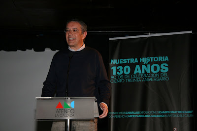 Jaume Llenas, secretario general de la Alianza Evangélica Española, presentando al conferenciante