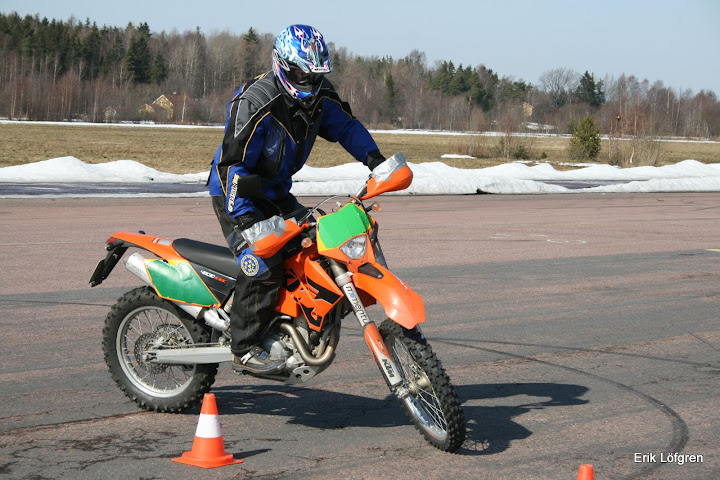 Bj&ouml;rn tr&auml;nar balansen