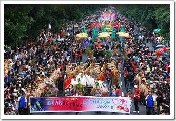 Karnaval Boyong Kedaton melintas di Jl Slamet Riyadi Karnaval Boyong Kedaton melintas di Jl Slamet Riyadi