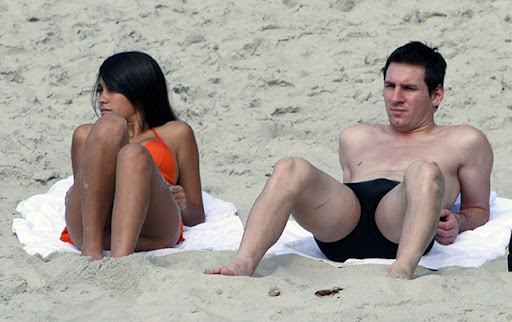 messi girlfriend in beach. Messi is enjoying some