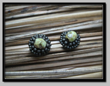 [Earstuds olive[2].jpg]