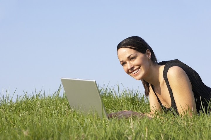 http://lh4.ggpht.com/_fw7iF68JR8k/TMBbA3T05aI/AAAAAAABbTM/Vksgh7QNgFQ/s720/laptop_1.JPG