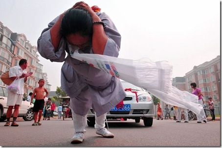 woman_dragged_six_cars4