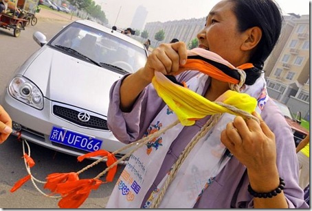 woman_dragged_six_cars5