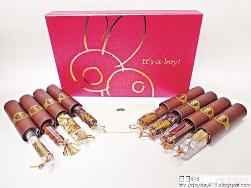 為慶祝小 JM出世，嘉亨昨大派禮盒，用「假雪茄」載&#30528;朱古力，分享甜蜜心情。