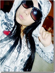 morena com oculos escuros e capuz morena com oculos escuros e capuz