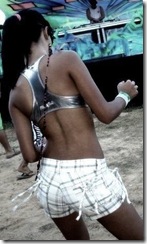 morena de costas com short
