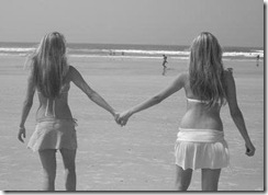 amigas de costas na praia