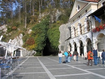 cave_castle_slovenia_23