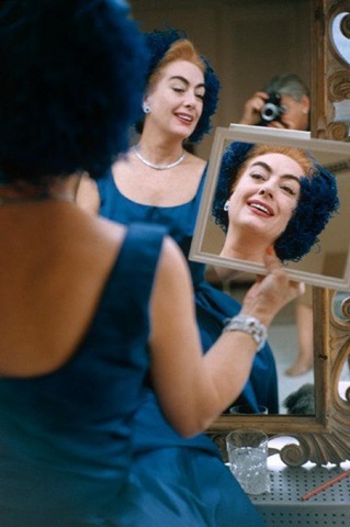 [joan_crawford_looking_in_mirror-_-778121[5].jpg]