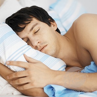man-sleeping-in-bed
