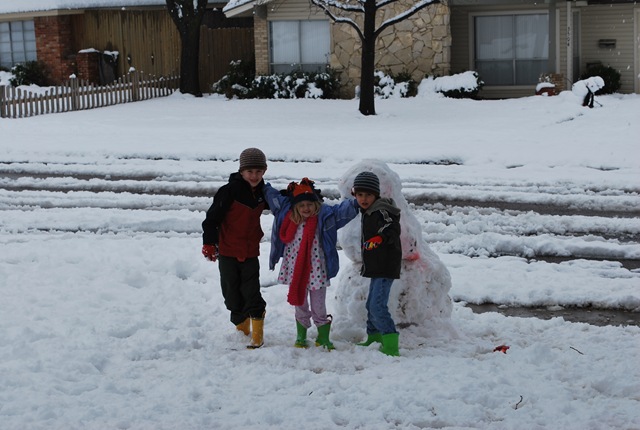 [sweet kids in snow[2].jpg]