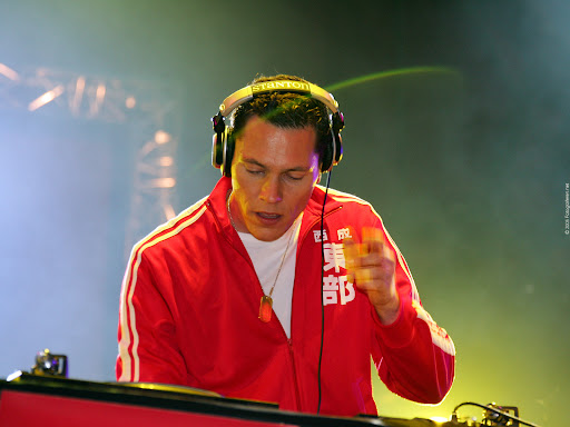 DJ Tiesto at the 555-concert (Tsunami relief) in 2005.