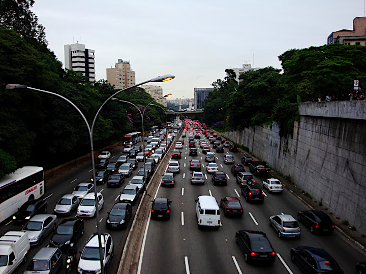 Carro elétrico na 23 de maio