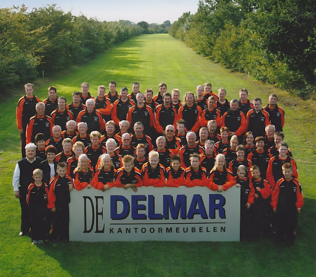 Een clubfoto met de presentatie van de nieuwe pakken
