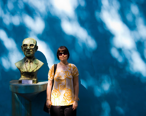 Eccu and A Statue at La Boca,