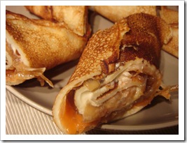 Crepes rellenos de ahumados y cebolla caramelizada