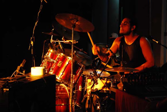 Baterista da banda Os Irmãos da Bailarina