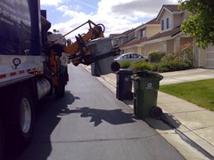 [truck lifting the bin with a motorised attachment[3].jpg]