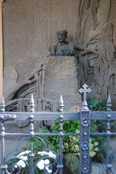 位於維思哈瑞迪墓園的德弗札克墓地。