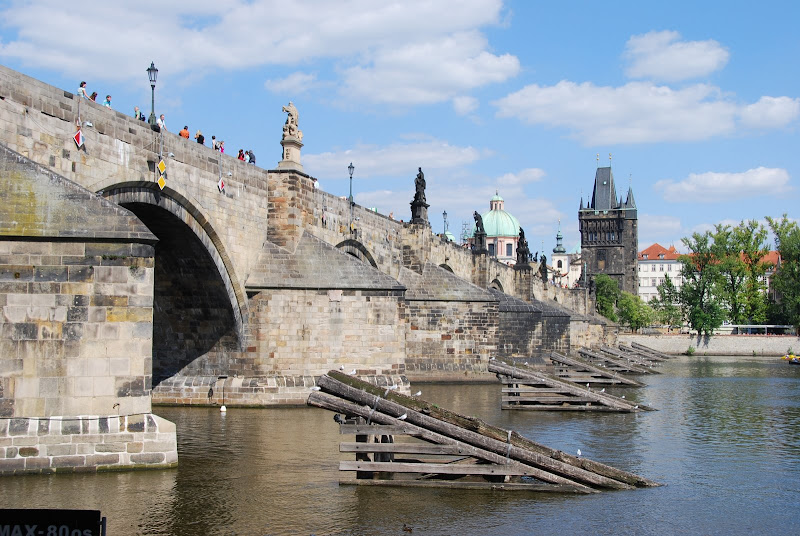 伏爾他瓦河岸邊的查理士大橋景致。