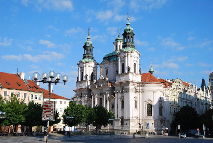 清晨，位於舊城廣場旁的聖尼古拉教堂 (Kostel sv. Mikul&aacute;še)。