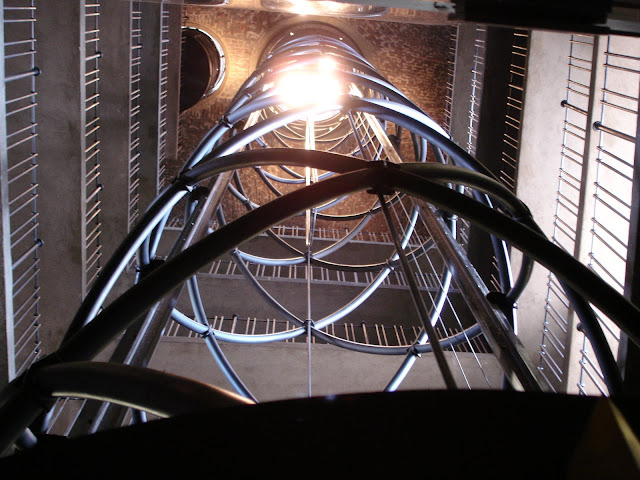 搭乘前往塔頂觀景台的鐘樓電梯。