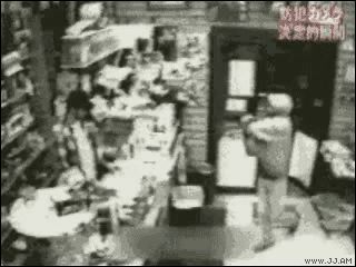 robber_loses_gun.png (320×240)