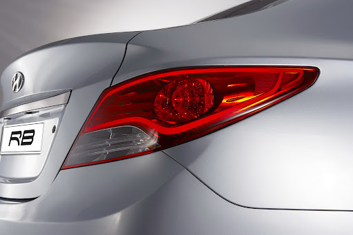 2011-Hyundai-Accent-07.jpg