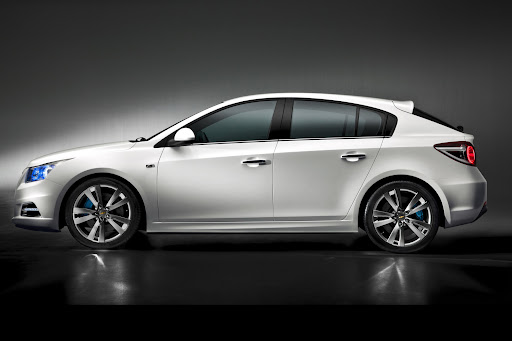 2011-Chevrolet-Cruze-Hatchback-02.jpg