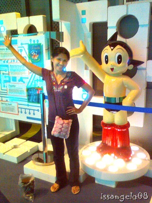 ASTROBOY!!! The world's most famous robot! Photo taken with Labsie's phone, not so clear! =I