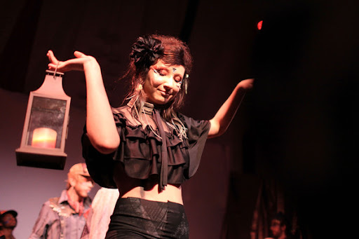 Runway%2BShow%2BCombines%2BMix%2BArt%2BFashion%2BVOAuOjTZ6YZl New Faux Runway Show