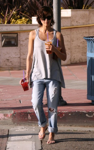 Jessica%2BAlba%2BOut%2BGetting%2BCoffee%2BWestwood%2BlS8YftSXa El Denim Fashion Trends 2010 11