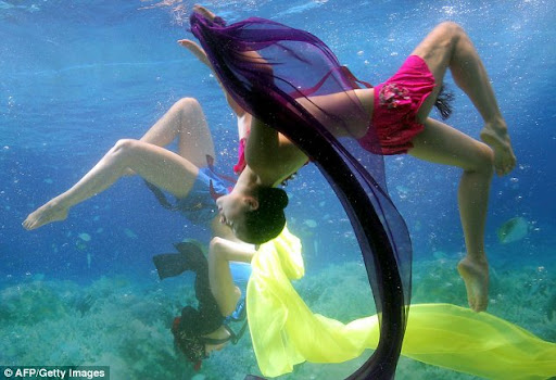 Underwater Fashion Show article 0 0AE1A817000005DC 321 634x433 Underwater Fashion Show