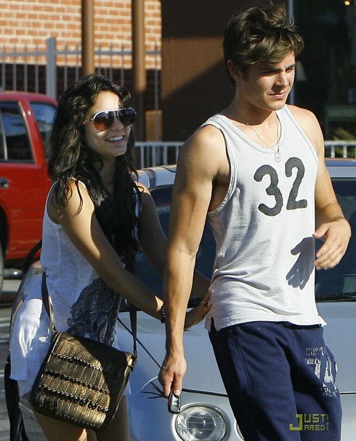 http://lh4.ggpht.com/_hQXzBwM5ajY/SlE9spigoHI/AAAAAAAAGrc/Bb4_nq2dPHI/s800/zac-efron-vanessa-hudgens-panera-bread-16.jpg