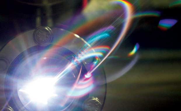 [luz síncrotron - elétrons produzem radiação visível, raios X e ultravioleta[5].jpg]