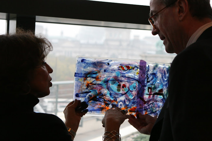 Botschafter Murphy betrachtet Kunstwerk von und mit Mindy Weisel