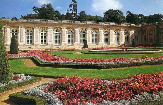 [800px-Versailles_Grand_Trianon[1][3].jpg]