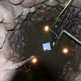 Använder en dränkpump för att tömma brunnen. Pumpen gick konstant under ca 36 timmar. Före pumpningen stod nivån strax under böjen på det gamla pumpröret i mitten. När jag gav upp pumpandet hade nivån sjunkit så att pumpen stod på botten i ca 1dm vatten. Den klarade inte längre av att pumpa undan fortare än det rann till. Efter ca 2 dygn hade nivån stigit ca 1m igen.
