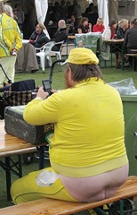 hombres con ropa rara 7 - www.Biokytec.com