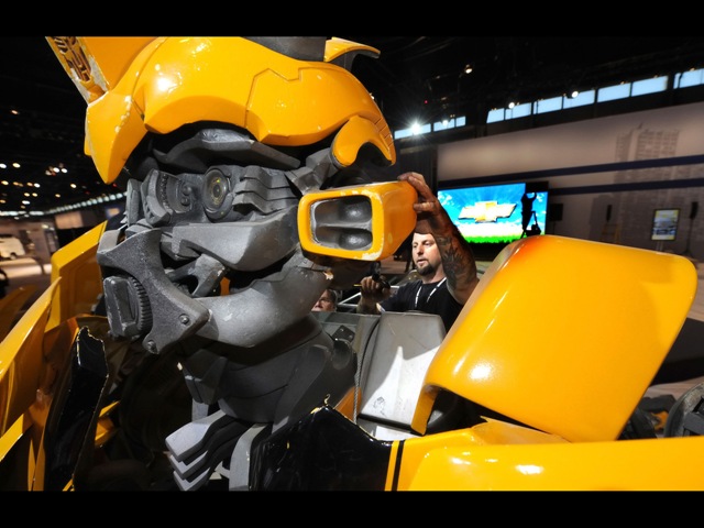 [2009-Chevy-Camaro-Bumblebee-Autobot-Autobot-Assembling-at-Chicago-Auto-Show-1-1280x960[2].jpg]