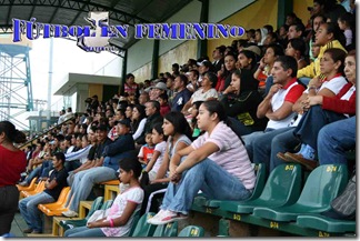 publico guatemalteco apoyando al futbol femeniASDSl