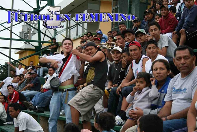 [publico guatemalteco apoyando al futbol femenil[2].jpg]