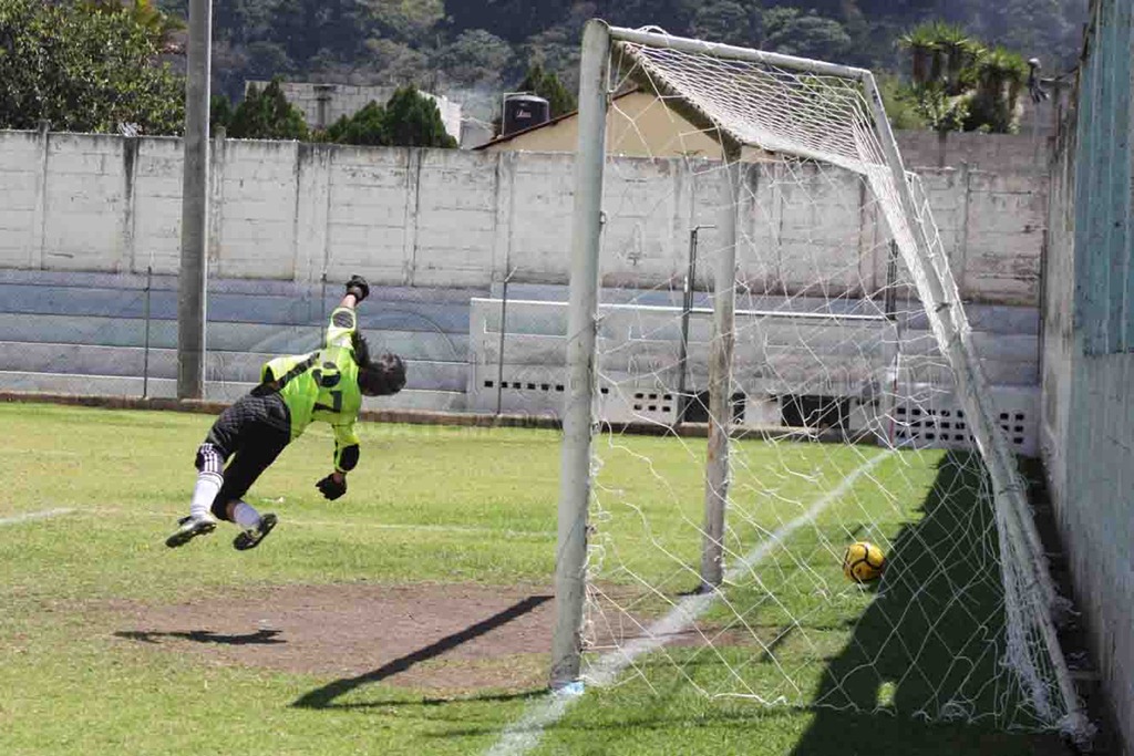 [gol de cremas zoila anotadora al 4 (1)[4].jpg]