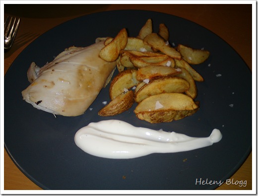 Klyftpotatisar med skal (Ica's egna), Färdig grillad kyckling ( Kronfågel ) med lime- och vitlöks sås.