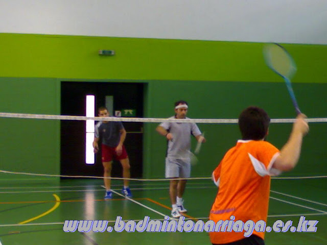Imagen de un partido de dobles de la Liga Alavesa de Badminton