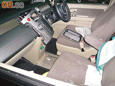 黃小姐座駕的車窗被打破車內音響被賊人撬開偷走 黃小姐座駕的車窗被打破車內音響被賊人撬開偷走