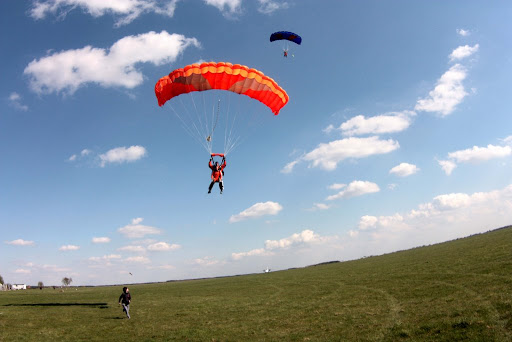 Skoki spadochronowe w tandemie z samolotu w Przasnyszu