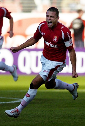 [CAPA_edinho_comemora_seugol[4].jpg]